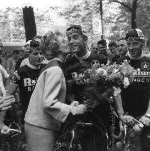 Voor de start krijgt Ab Geldermans bloemen, aanbieden van de bloemen, Bestanddeelnr 911-2399