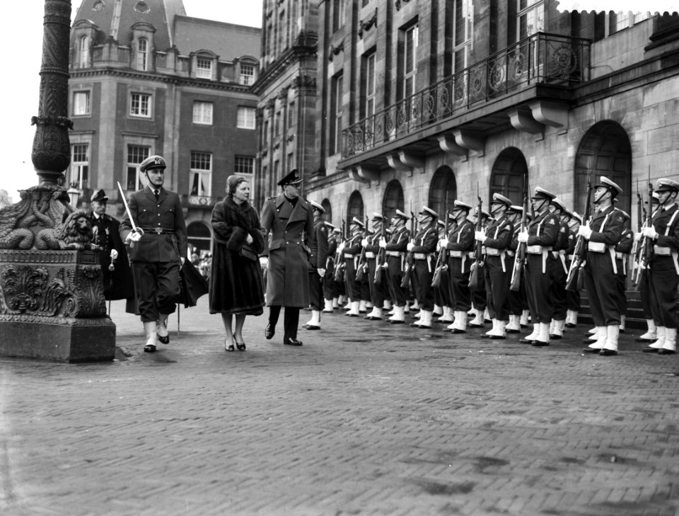 Voor de traditionele Nieuwjaarsreceptie op het Paleis op de Dam worden leden van, Bestanddeelnr 910-0822