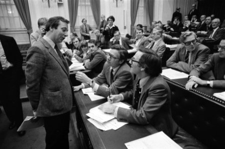 Vooraan V.l.n.r. Arie van der Hek in gesprek met Joost van Iersel en een CDA-fra, Bestanddeelnr 931-3010