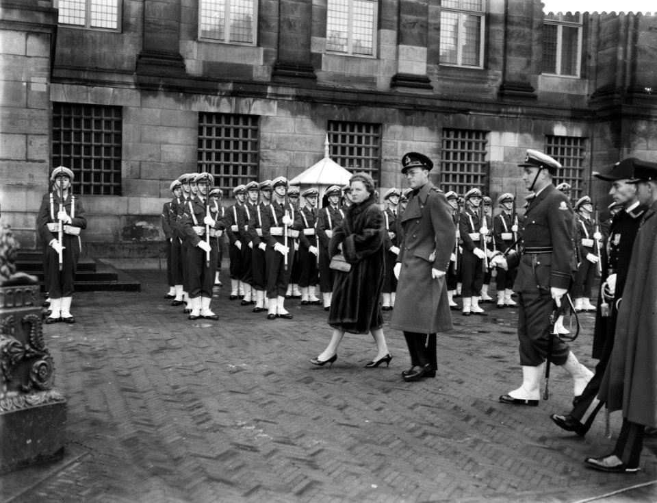 Voor de traditionele Nieuwjaarsreceptie op het Paleis op de Dam worden leden van, Bestanddeelnr 910-0821