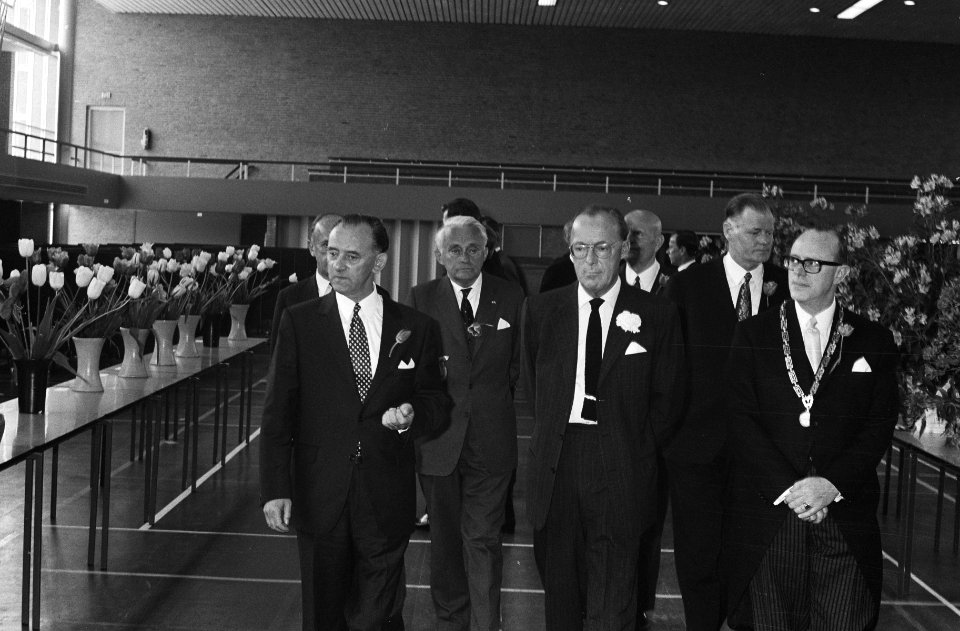 Vooraan v.l.n.r. Coenen (voorzitter Koninklijke Algemene Vereniging voor bloemb…, Bestanddeelnr 924-5377