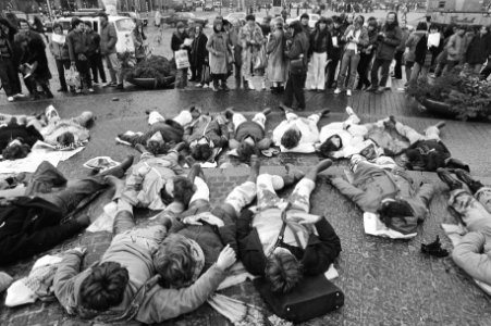Voor Nationaal Monument op de Dam in Amsterdam hebben vrouwen vandaag liggend ge, Bestanddeelnr 931-2212