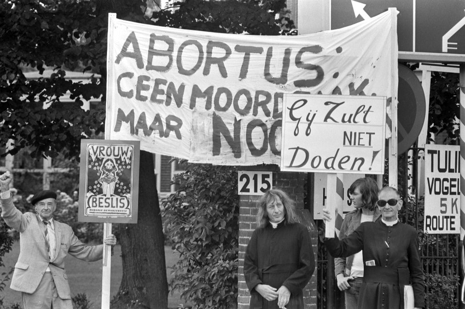 Voor- en tegenstanders van abortus demonstreren voor het Bea-huis (Bloemenhovekl, Bestanddeelnr 927-3589