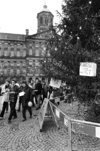 Voor Nationaal Monument op de Dam in Amsterdam hebben vrouwen vandaag liggend ge, Bestanddeelnr 931-2213