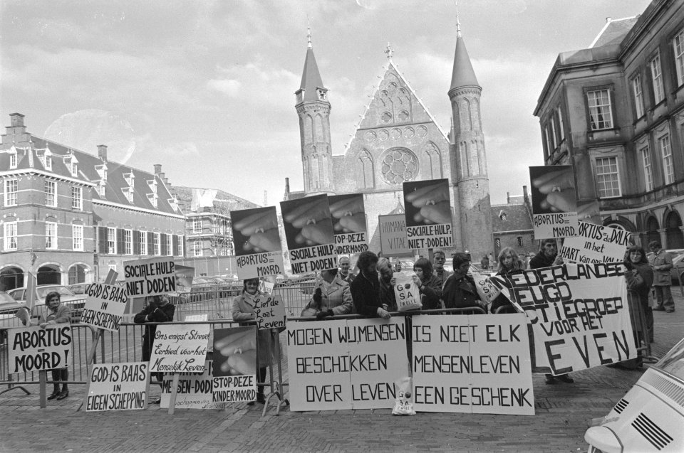 Voor- en tegenstanders van abortus demonstreren op Binnenhof (op achtergrond de , Bestanddeelnr 927-5653