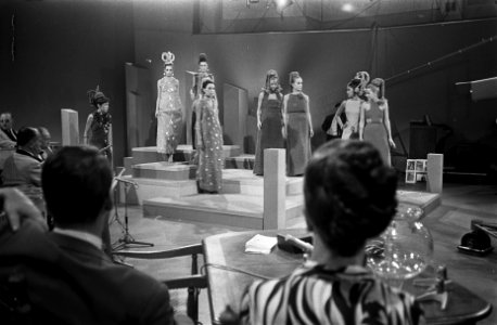 Voor de vuist weg van Willem Duys, modeshow door negen meisjes gekleed in tapi, Bestanddeelnr 920-7985