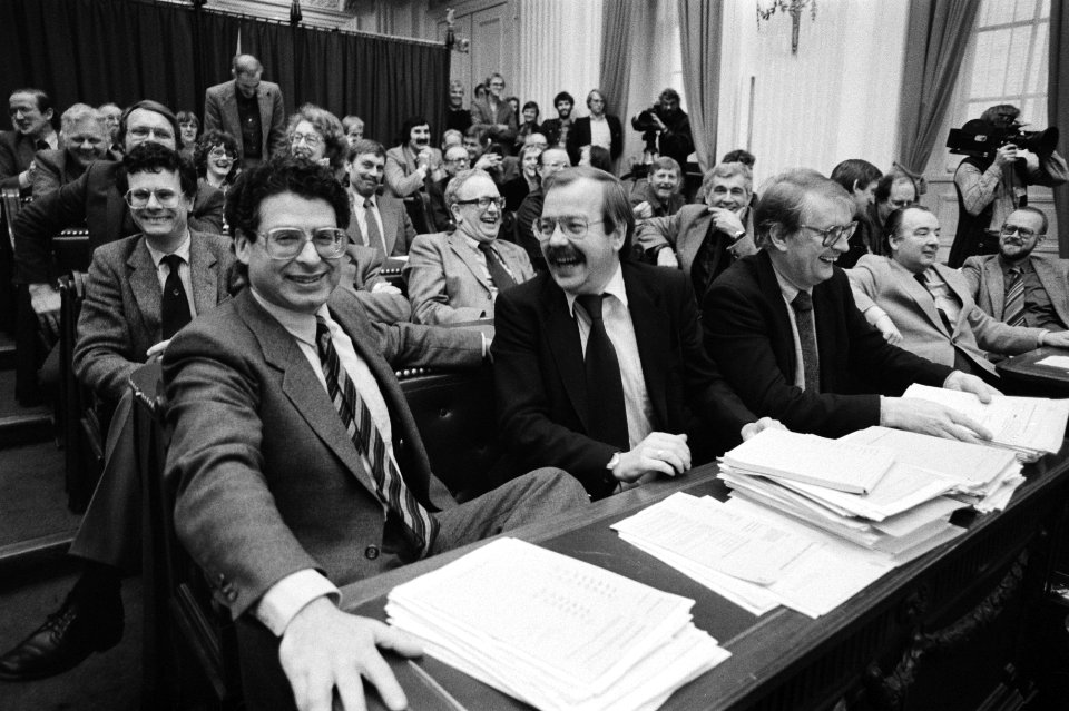 Vooraan V.l.n.r. Ed van Thijn en Relus ter Beek temidden van een vrolijke PvdA-f, Bestanddeelnr 931-3003