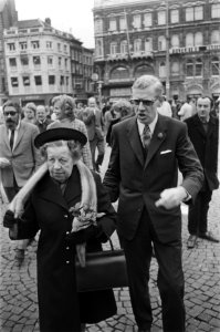 Vooraan freule Wttewaall van Stoetwegen, gevolgd door lijsttrekker Udink, Bestanddeelnr 924-4716
