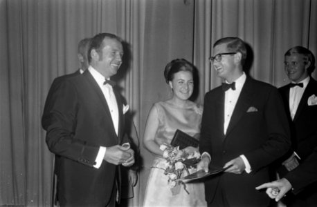 Voor de aanvang is Toon Hermans in gesprek met Prinses Margriet en Pieter van Vo, Bestanddeelnr 921-5858