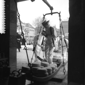 Voor de eerste maal kaasmarkt te Alkmaar, afwegen van de kaas in het Waaggebouw, Bestanddeelnr 911-1597