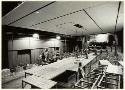 Voor de voostelling Ajax-Antigone wordt de zaal van de Toneelschuur veranderd. NL-HlmNHA 5431789