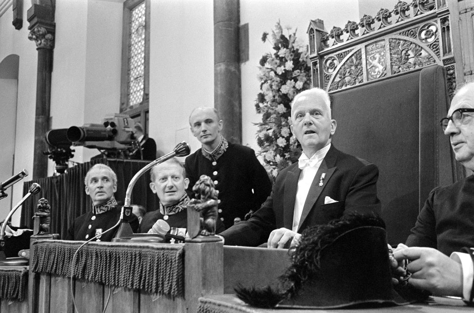 Voorzitter van de Eerste Kamer Prof. J.P. Mazure tijdens de opening der Staten-G, Bestanddeelnr 919-5811