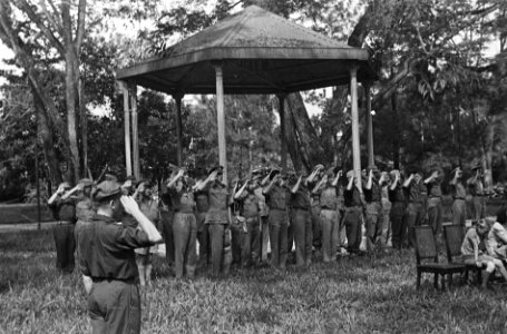 Voor de muziektentpergola brengen de aangetreden officieren en andere miltairen, Bestanddeelnr 5884