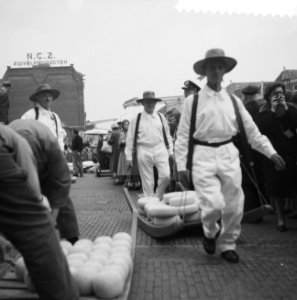 Voor de eerste maal kaasmarkt te Alkmaar, kaasdragers in actie, Bestanddeelnr 911-1596