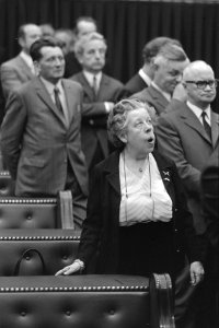 Vooraan het vertrekkende CHU-Kamerlid freule Wttewaall van Stoetwegen, Bestanddeelnr 924-5327
