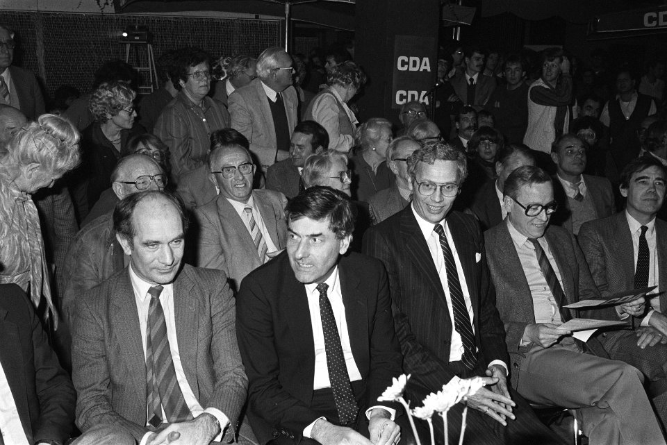 Vooraan v.l.n.r. Dhr. De Vries, premier Lubbers, minister Van den Broek (Buitenl, Bestanddeelnr 932-7918