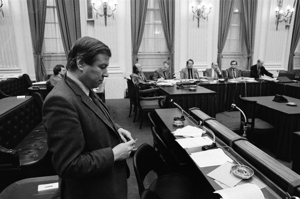 Vooraan Marcel van Dam en op de achtergrond commissieleden tijdens een vergaderi, Bestanddeelnr 931-3104