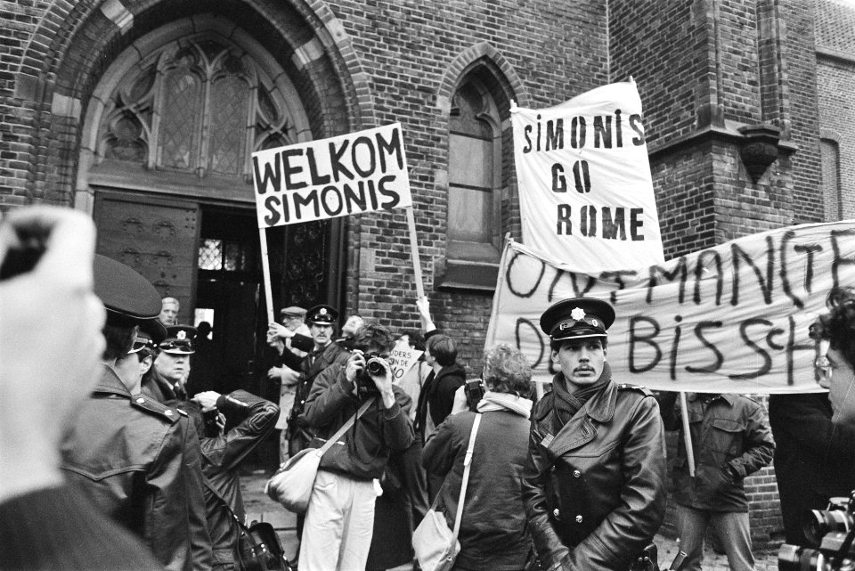 Voor- en tegenstanders van Simonis voor de Sint Catharinakathedraal in Utrecht, Bestanddeelnr 932-8001