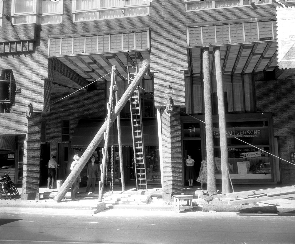 Voor vernieuwing der steunbalkenblok Vijzelstraat worden eerste steunbalken aang, Bestanddeelnr 907-2938