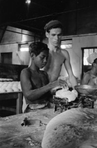 Vormen van broden Een jonge leerling-bakker, Bestanddeelnr 401-3-3
