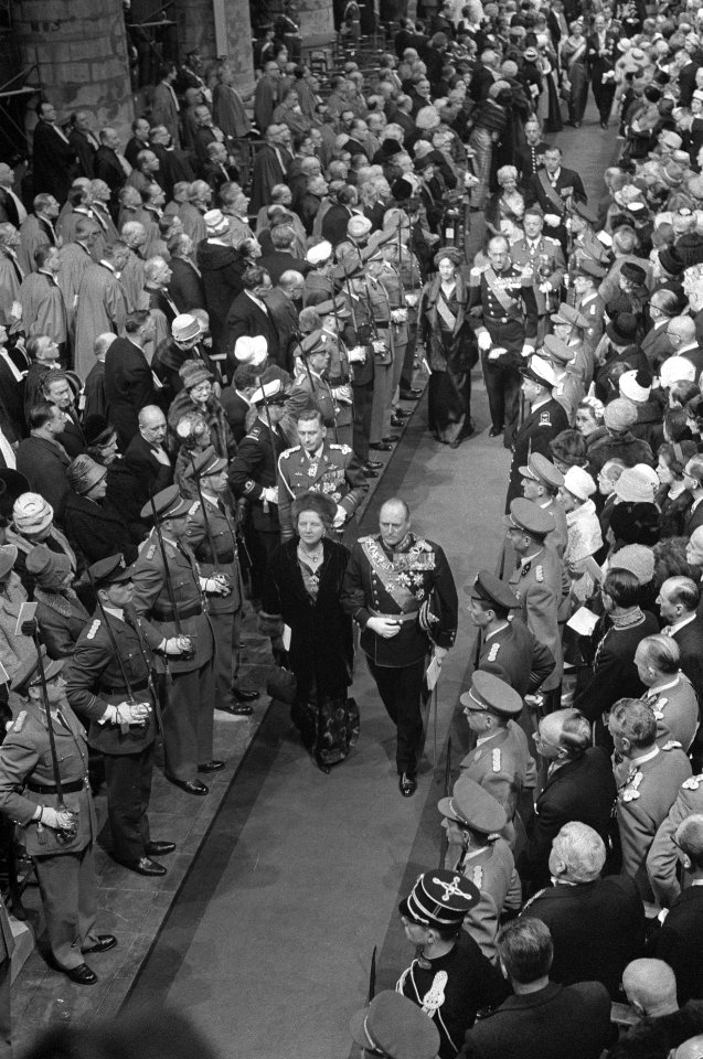 Vorstelijk huwelijk te Brussel, Koningin Juliana verlaat aan de arm van Koning O, Bestanddeelnr 911-8799