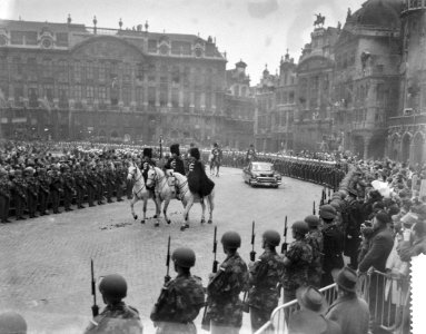 Vorstelijk huwelijk te Brussel, rijtoer door de stad na het huwelijk, Bestanddeelnr 911-8782