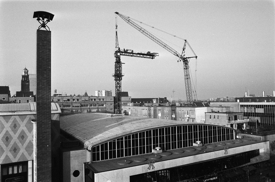Voor de bouw van het World Trade Centre is een enorme bouwkraan door het dak van, Bestanddeelnr 933-1445