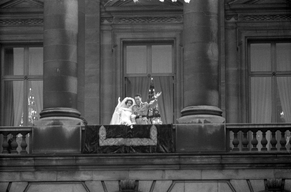 Vorstelijk huwelijk te Brussel, Boudewijn en Fabiola op het balkon, Bestanddeelnr 911-8784