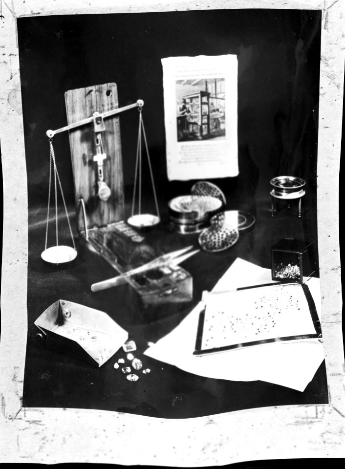 Voorwerpen in relatie met de diamanthandel Foto van een foto bij fa van Moppes, Bestanddeelnr 252-1230