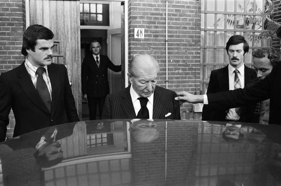 Voortzetting Menten-proces ( Den Haag ) Menten verlaat gevangenis Scheveningen , Bestanddeelnr 930-0051