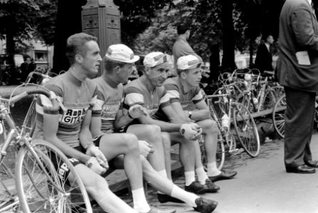 Voor de start van een etappe, v.l.n.r. Ab Geldermans, Coen Niesten, Wim van Est,, Bestanddeelnr 911-3768