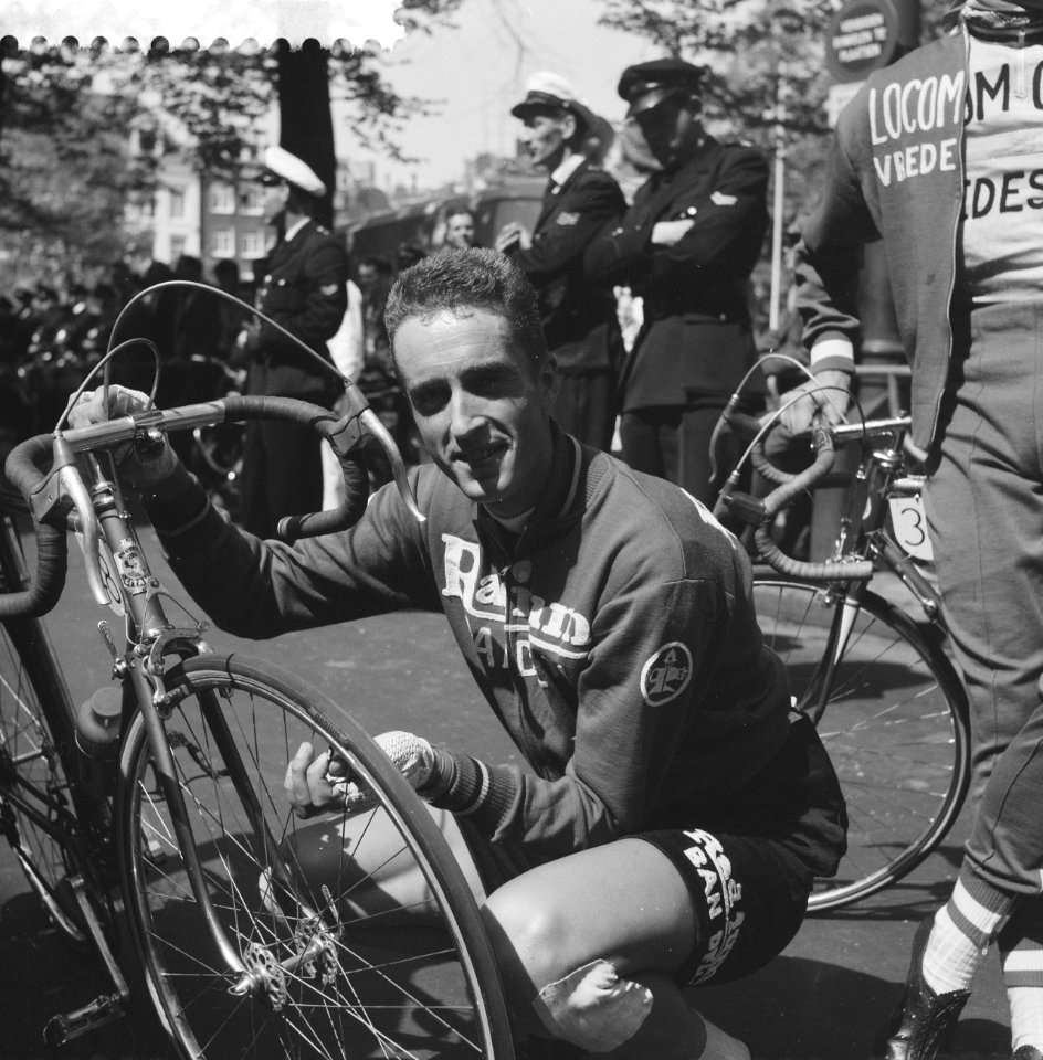 Voor de start krijgt Ab Geldermans bloemen, Ab Geldermans bij zijn fiets, Bestanddeelnr 911-2398