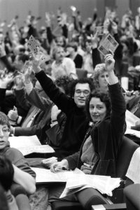 Voortzetting CPN-congres in Amsterdam Ina Brouwer tijdens stemmingen, Bestanddeelnr 932-8811