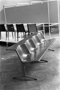 Vormgevers exposeren in Stedelijk Museum . Polyester bank van Friso Kramer, Bestanddeelnr 921-2260