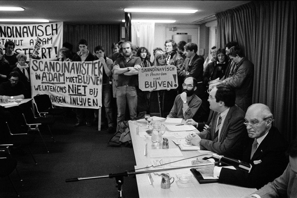 Voorzitter J.W.F. Hofman (uiterst rechts) temidden van demonstrerende studenten, Bestanddeelnr 932-5079