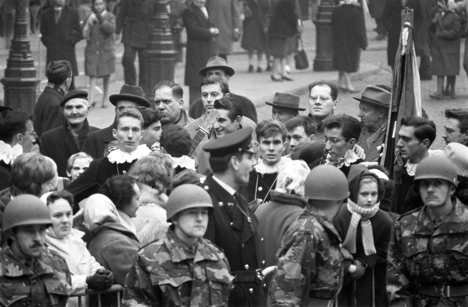 Vorstelijk huwelijk te Brussel, Spaanse studenten langs de route, Bestanddeelnr 911-8791