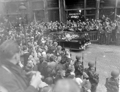 Vorstelijk huwelijk te Brussel, rijtoer door de stad na het huwelijk, Bestanddeelnr 911-8780