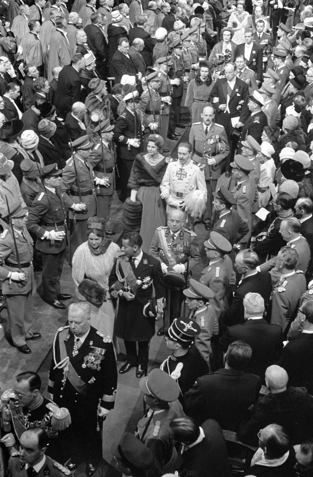 Vorstelijk huwelijk te Brussel, Prinses Irene verlaat de kerk, op de voorgrond P, Bestanddeelnr 911-8797