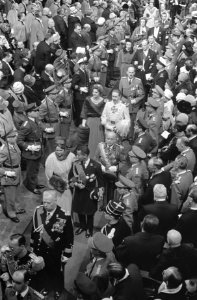 Vorstelijk huwelijk te Brussel, Prinses Irene verlaat de kerk, op de voorgrond P, Bestanddeelnr 911-8797