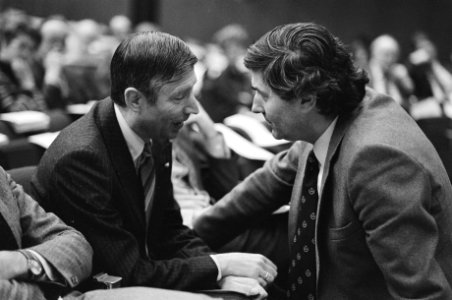 Voortzetting CDA-partijraad in Amsterdam m.n. over Kernwapens, Van Agt (l) in ge, Bestanddeelnr 931-3200