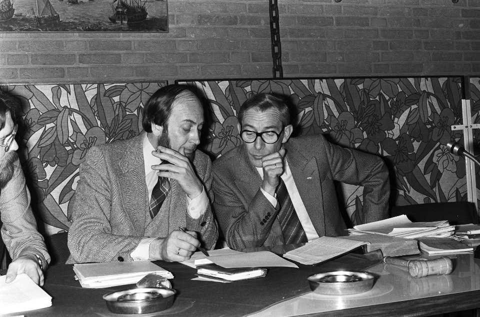 Voorzitter LRA Ester (rechts) met links C Harmsen (algemeen secretaris), Bestanddeelnr 930-1766