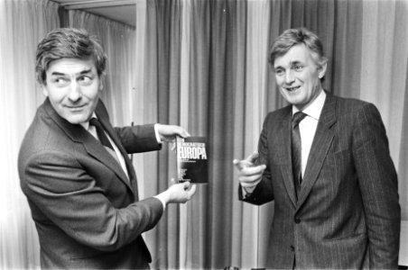 Voorzitter Europees Parlement , Piet Dankert (r) biedt premier Lubbers boek Een, Bestanddeelnr 932-9075