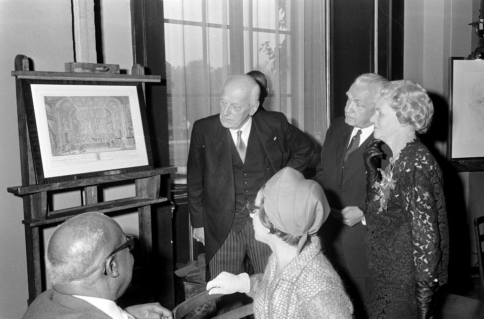 Voorzitter van de Eerste Kamer mr. Jan Anne Jonkman bewonderd zijn uit handen va, Bestanddeelnr 919-5703