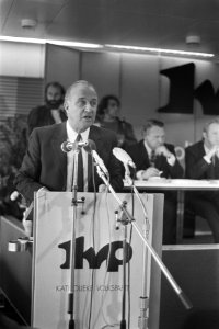 Voorzitter De Zeeuw op de vergadering van de partijraad van de KVP te Tilburg, Bestanddeelnr 925-9221