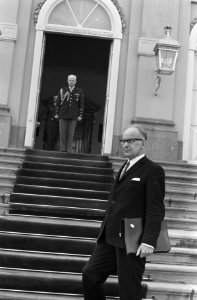 Voorzitter van de Eerste Kamer mr. De Niet bij aankomst, Bestanddeelnr 924-5141