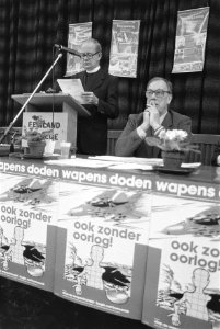 Voorzitter Bisschop Ernst (l) en vice-voorzitter Boy Trip tijdens de vergadering, Bestanddeelnr 932-3744