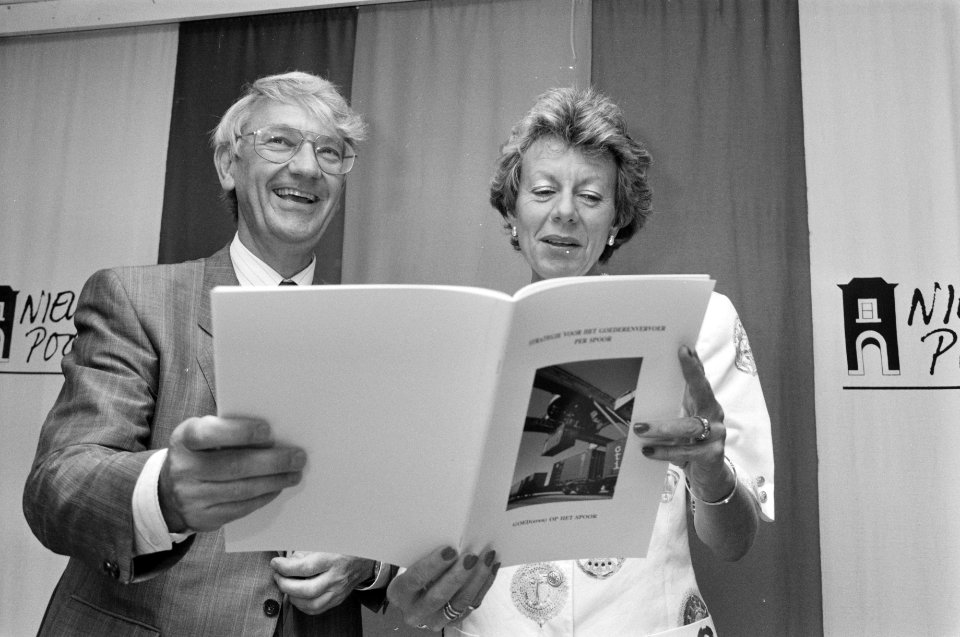 Voorzitter Commissie van wijze mannen ir. Van der Plas overhandigt minister Sm, Bestanddeelnr 934-4819