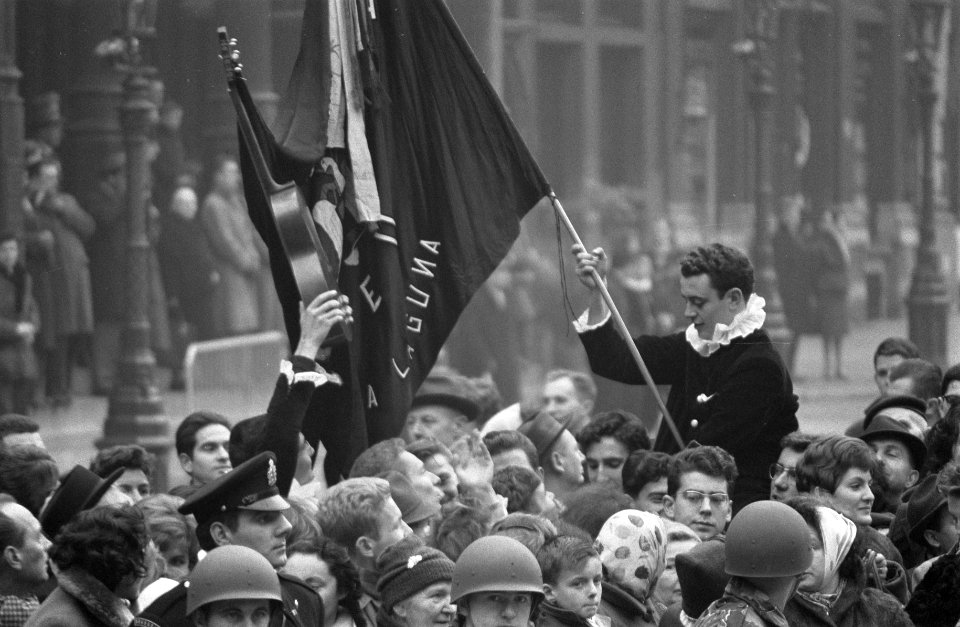 Vorstelijk huwelijk te Brussel, Spaanse studenten langs de route, Bestanddeelnr 911-8792