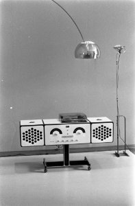 Vormgevers exposeren in Stedelijk Museum . Radio-pick-up-combinatie uit Italie, Bestanddeelnr 921-2259