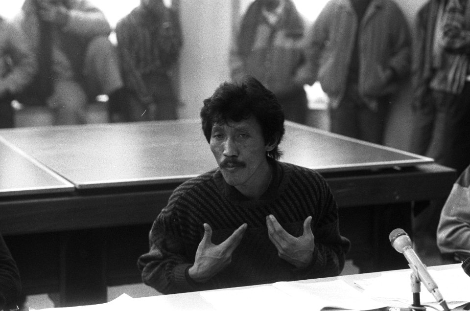 Voorzitter Paul Somohardjo staat pers te woord, Bestanddeelnr 933-5503